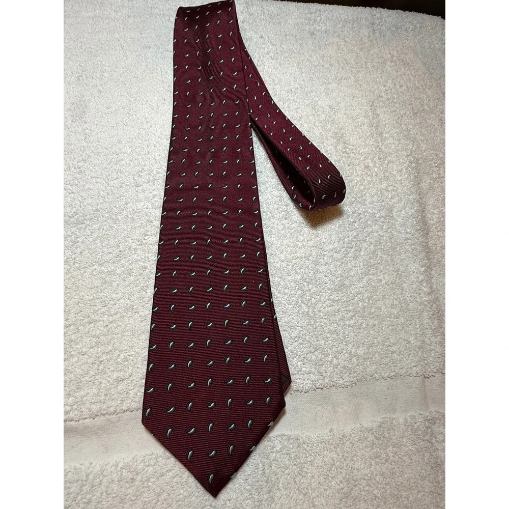 Brooks Brothers Makers Red Silk Paisley Tie Woven in England USA 01533